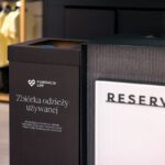Zbiórka ubrań w Reserved, Sinsay, Mohito i innych sklepach sieci LPP. Na zdjęciu pojemnik na używaną odzież Fundacji LPP w salonie Reserved – zrównoważona moda w praktyce dzięki zbiórce ubrań we wszystkich markach Grupy LPP.