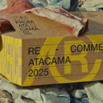 Fotografia promująca projekt Atacama RE-commerce. Karton z ubraniami, leżący na odpadach tekstylnych.