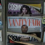 Gazety w paczkomacie - nowy pomysł InPost. Na zdjęciu stojak z magazynami w punkcie sprzedaży, na którym widoczne są okładki popularnych czasopism takich jak Vanity Fair, Cosmopolitan, Glamour.