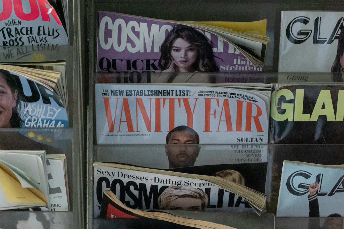 Gazety w paczkomacie - nowy pomysł InPost. Na zdjęciu stojak z magazynami w punkcie sprzedaży, na którym widoczne są okładki popularnych czasopism takich jak Vanity Fair, Cosmopolitan, Glamour.