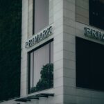 Paul Marchant odchodzi z Primark. Zdjęcie przedstawia fasadę sklepu Primark. Widać na nim szyld z nazwą sklepu, duże okna oraz ścianę z roślinnością.