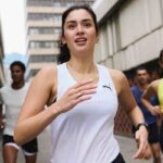 Grupa młodych biegaczy w miejskim krajobrazie – PUMA celebruje spontaniczność, wspólnotę i nową definicję sportu w kampanii Go Wild.