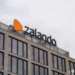 Zalando Plus to nowy program lojalnościowy Zalando w Polsce. Na zdjęciu budynek z szyldem Zalando.