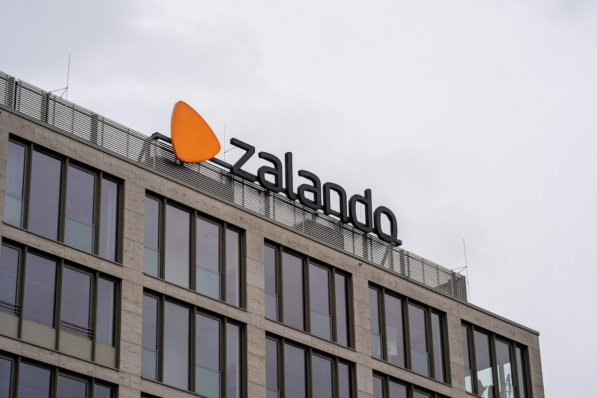 Zalando Plus to nowy program lojalnościowy Zalando w Polsce. Na zdjęciu budynek z szyldem Zalando.