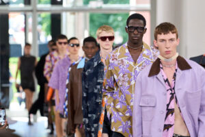 Modele idący po wybiegu w trakcie pokazu Gucci, należącej do holdingu Kering.