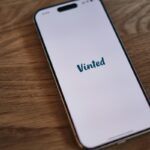 Wyniki finansowe Vinted 2024 świadczą o ogromnym sukcesie platformy. Na zdjęciu smartfon z widocznym logo platformy Vinted.