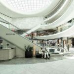 Do której sklepy przed świętami? Na zdjęciu korytarz centrum handlowego przed Wielkanocą 2025.