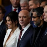 Miliarderzy liczą straty. Zdjęcie przedstawia najbogatszych ludzi świata w trakcie inauguracji Donalda Trumpa. Od lewej: Mark Zuckerberg, Lauren Sanchez, Jeff Bezos, Sundar Pichai i Elon Musk.
