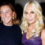 Miuccia Prada i Donatella Versace. Zdjęcie nawiązuje do przejęcia domu mody Versace przez Prada Group.