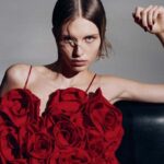 Magda Butrym x H&M. Modelka w czerwonej sukience z różami 3D z premierowej kolekcji Magda Butrym x H&M.
