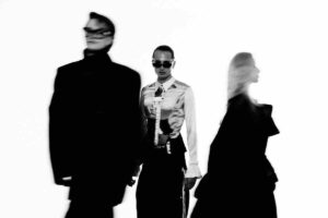 Trójka ambasadorów PRM podczas THE REVEAL – Linda, Konrad i Seba w artystycznej sesji zdjęciowej. Moda, sztuka i design w nowej odsłonie strategii PRM FRIENDS WITH BENEFITS.