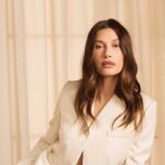 Hailey Bieber sprzedała Rhode marce e.l.f. za miliard dolarów. Na zdjęciu założycielka Rhode Hailey Bieber ubrana w biały garnitur.