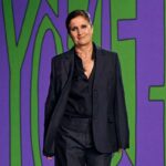 Maria Grazia Chiuri odchodzi z domu mody Dior po 9 latach. Na zdjęciu ubrana na czarno projektantka na wybiegu po zakończonym pokazie Dior.
