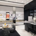 Chanel otwiera butik Parfums & Beauté w Gdańsku. Luksusowe wnętrze butiku Chanel w Gdańsku z elegancką ekspozycją perfum Chanel No. 5 oraz kosmetyków do pielęgnacji skóry; w centralnej części widoczny stolik ze złotym wykończeniem i pufami, po prawej stronie stanowiska makijażowe z lustrami.