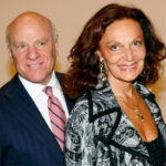 Diane von Fürstenberg i Barry Diller. Mężczyzna stoi po lewej, ma granatowy garnitur, białą koszulę i krawat w paski. Na pierwszym planie: projektantka w rozpuszczonych włosach i wzorzystym żakiecie.