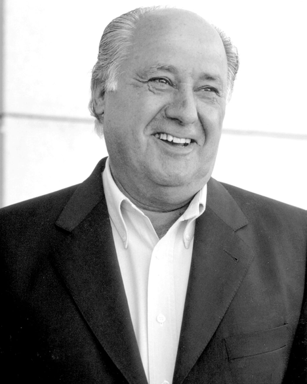 Czarno-białe zdjęcie Amancio Ortega – twórcy sklepu Zara i koncernu Inditex.