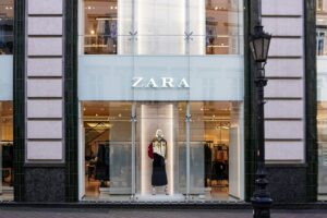 Zara otworzy swój największy sklep na świecie w Antwerpii. Na zdjęciu wejście do sklepu hiszpańskiej sieciówki.