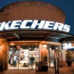 Skechers przechodzi w ręce 3G Capital – największe przejęcie w historii branży obuwniczej. Na zdjęciu sklep stacjonarny Skechers z dużym podświetlonym logo.
