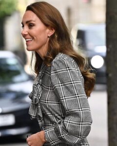 Kate Middleton w sukience w kratkę marki Zara.