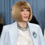 Anna Wintour w trakcie Met Gala 2025. Dziennikarka ma białą sukienkę i jasnobłękitną marynarkę.