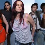 Weekday, Cheap Monkey i Monki na jednej platformie - to nowy projekt Grupy H&M. Na zdjęciu grupa młodych osób w modnych stylizacjach z kampanii „Everything Now” marki Weekday; stoją razem w industrialnym wnętrzu, prezentując różnorodne style i estetyki, od eleganckich sukienek po casualowe i alternatywne outfity, oddające ducha młodzieżowej ekspresji i różnorodności.