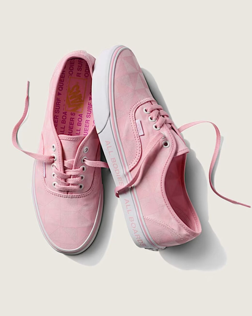 Zdjęcie przedstawiające kampanię Vans i Queer Surf z nową kolekcją na Pride Month 2025. Na zdjęciu widać różowe sneakersy z kolekcji.