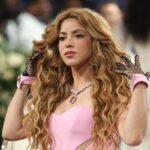 Shakira stworzyła własną markę Isima. Na zdjęciu jest podczas Met Gala 2025, ubrana w różową sukienkę, czarne rękawiczki. Ma na głowie swoją charakterystyczna burzę loków.