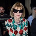 Anna Wintour, redaktor naczelna Vogue USA, odchodzi ze stanowiska po 37 latach. Na zdjęciu Anna Wintour na pokazie, w czarnych okularach i wzorzystej sukience.