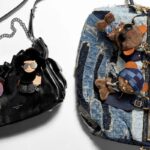 Zdjęcie przedstawiające najnowsze breloki Louis Vuitton, które trafią do sprzedaży 10 lipca. Po lewej: czarna torebka damska z 2 brelokami Vivienne Fashionista w różowym i czarnym kolorze. Po prawej: duża torba jeansowa w stylu vintage, ozdobiona monogramem LV z 2 brelokami Louis Bear – jednym w okularach przeciwsłonecznych, a drugim w czapce.