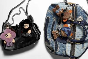 Zdjęcie przedstawiające najnowsze breloki Louis Vuitton, które trafią do sprzedaży 10 lipca. Po lewej: czarna torebka damska z 2 brelokami Vivienne Fashionista w różowym i czarnym kolorze. Po prawej: duża torba jeansowa w stylu vintage, ozdobiona monogramem LV z 2 brelokami Louis Bear – jednym w okularach przeciwsłonecznych, a drugim w czapce.