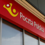 Poczta Polska x Temu: krytyka. Zdjęcie czerwonego szyldu Poczty Polskiej z białym napisem i żółtym logo.