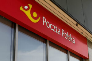 Poczta Polska x Temu: krytyka. Zdjęcie czerwonego szyldu Poczty Polskiej z białym napisem i żółtym logo.