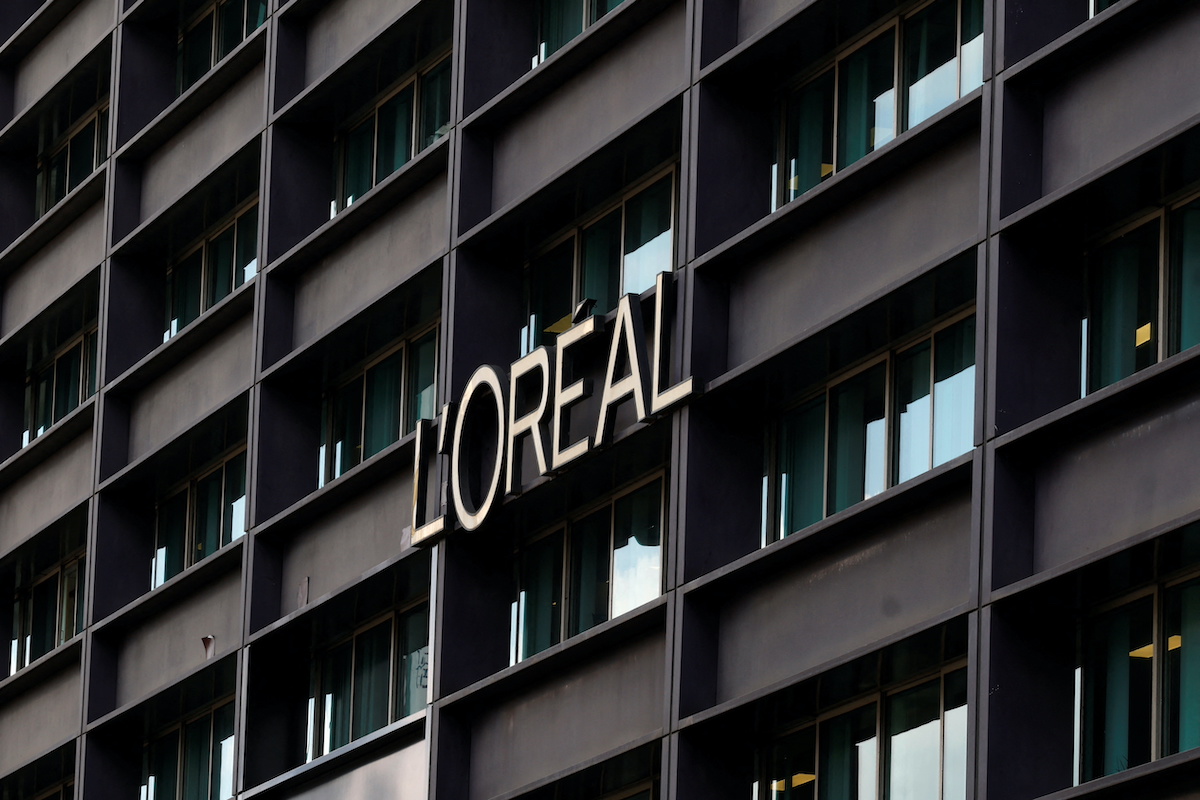 L'Oreal planuje przejęcie Medik8 za miliard dolarów. Na zdjęciu duże logo L'Oreal na fasadzie budynku.