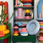Gustaf Westman x Ikea kolekcja kiedy się pojawi? Na zdjęciu projekty Gustafa Westmana, charakterystyczna kolorowa masywna ceramika.