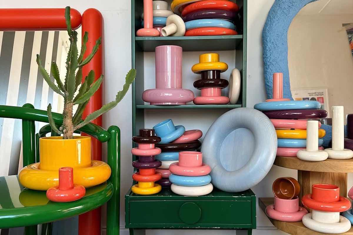 Gustaf Westman x Ikea kolekcja kiedy się pojawi? Na zdjęciu projekty Gustafa Westmana, charakterystyczna kolorowa masywna ceramika.