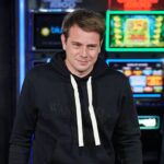Jonathan Anderson nowym dyrektorem kreatywnym damskiej linii Dior. Na zdjęciu projektant po pokazie kolekcji JW Anderson, ubrany w ciemną bluzę z kapturem.