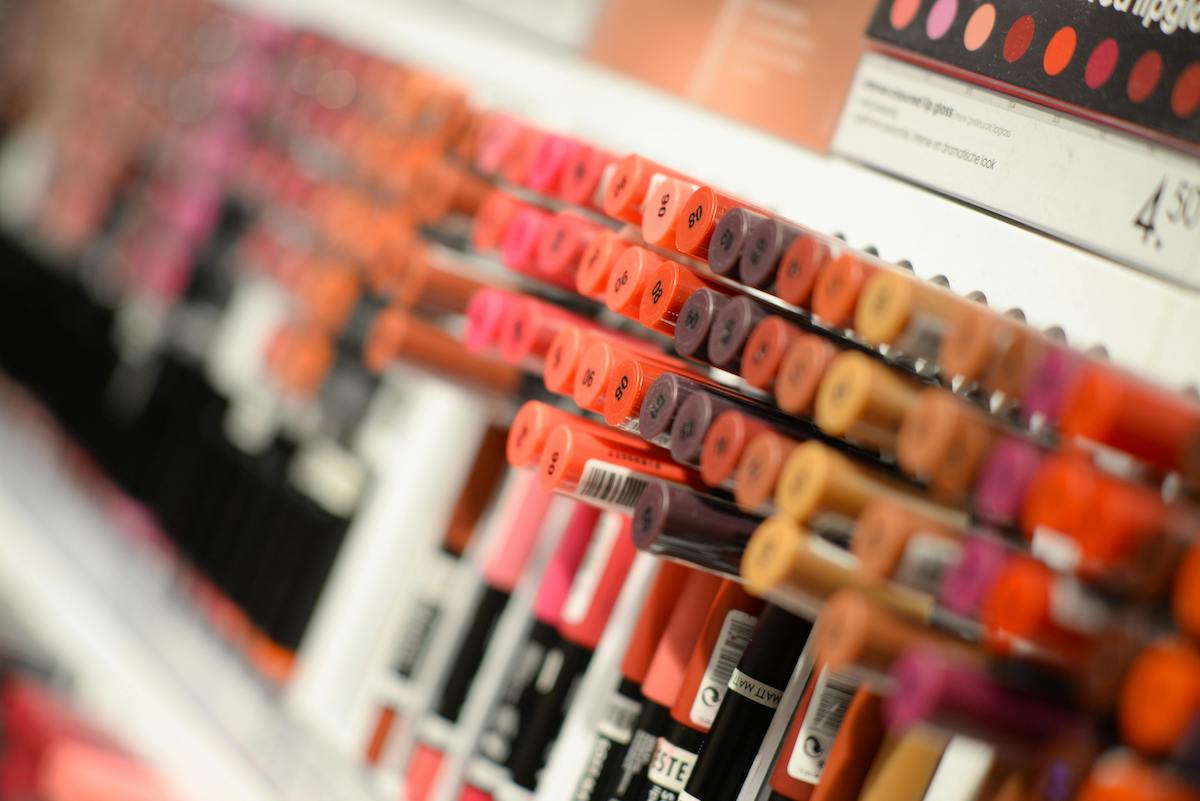 Rossmann - rekordowe wyniki finansowe za 2024. Na zdjęciu gablota kosmetyków kolorowych w drogerii.