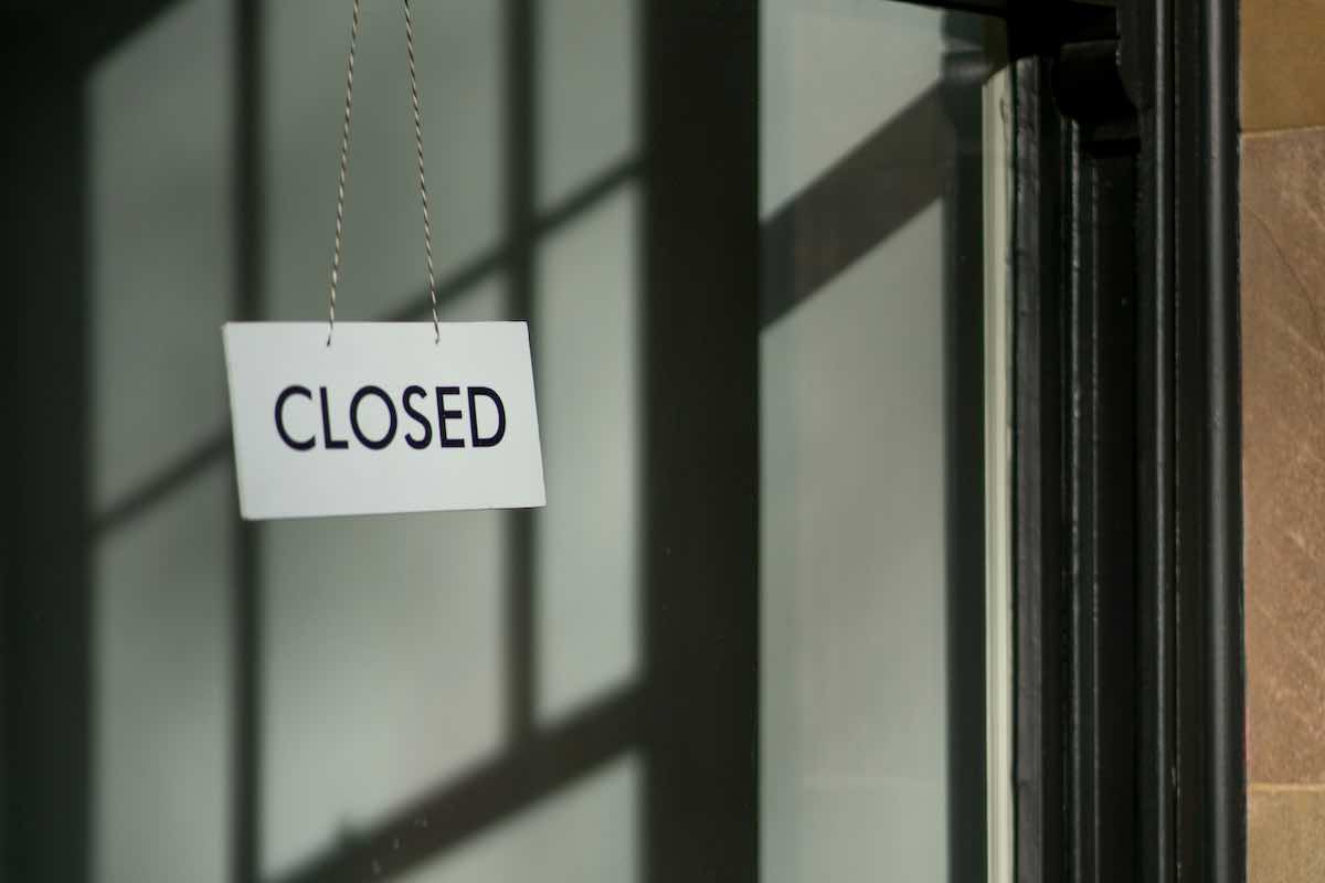 Rite Aid upadłość. Sieć aptek ogłosiła bankructwo. Na zdjęciu tabliczka z napisem "closed".