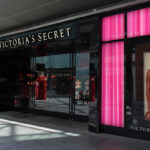 Sklep Victoria's Secret Kraków. Zdjęcie sklepu amerykańskiej marki z czarno-różową elewacją i reklamą kobiety w bieliźnie. Zdjęcie nawiązuje do otwarcia nowego sklepu Victoria's Secret w Polsce.