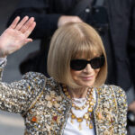 Zdjęcie Anny Wintour, byłej redaktor naczelnej „Vogue”. Kobieta ma fryzurę bob, ciemne okulary przeciwsłoneczne i macha. Nosi bogato zdobiony żakiet i białą bluzkę, do których dodała biżuterię. To właśnie jej następcy Condé Nast szuka na LinkedIn.