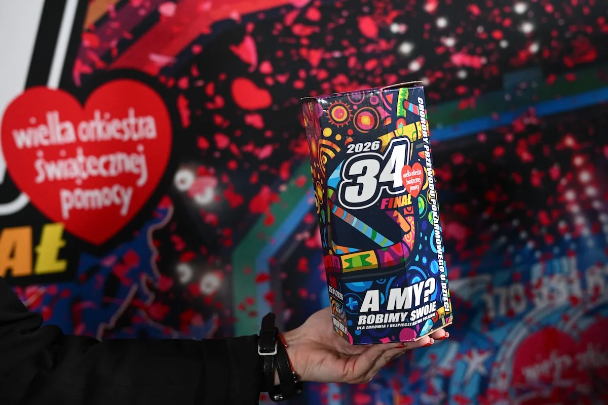 WOŚP2026 - osoba trzymająca puszkę na 34. wielką orkiestrę świątecznej pomocy.