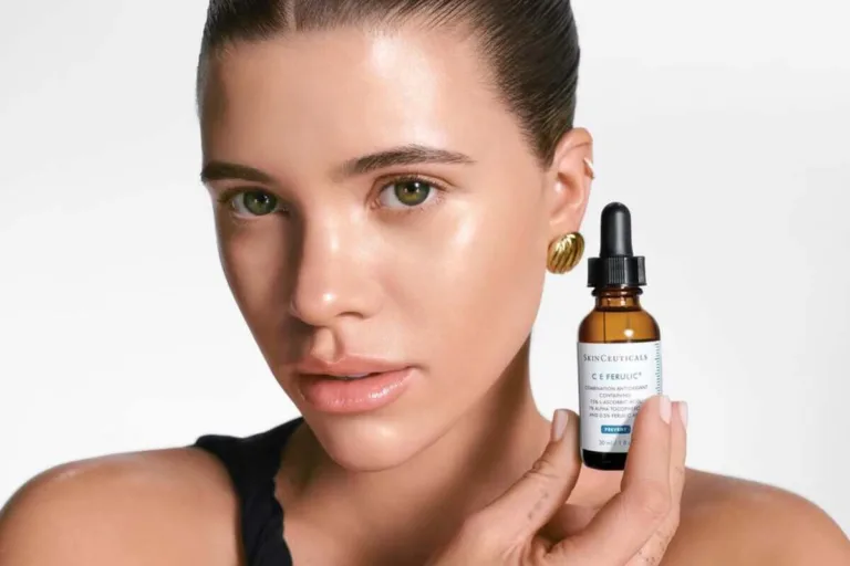 Dermokosmetyki L’Oréal. Modelka prezentująca serum SkinCeuticals C E Ferulic – kultowy produkt dermokosmetyczny marki.