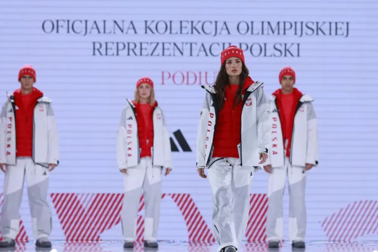 Pokaz oficjalnej kolekcji olimpijskiej reprezentacji Polski zaprojektowanej przez markę Adidas. Modele prezentują biało-czerwone stroje z napisem "Polska" na wybiegu, co budzi pytania o to, dlaczego 4F nie ubiera polskich olimpijczyków.