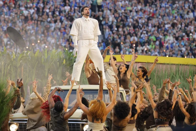 Bad Bunny podczas występu na Halftime show w beżowej stylizacji z Zara.
