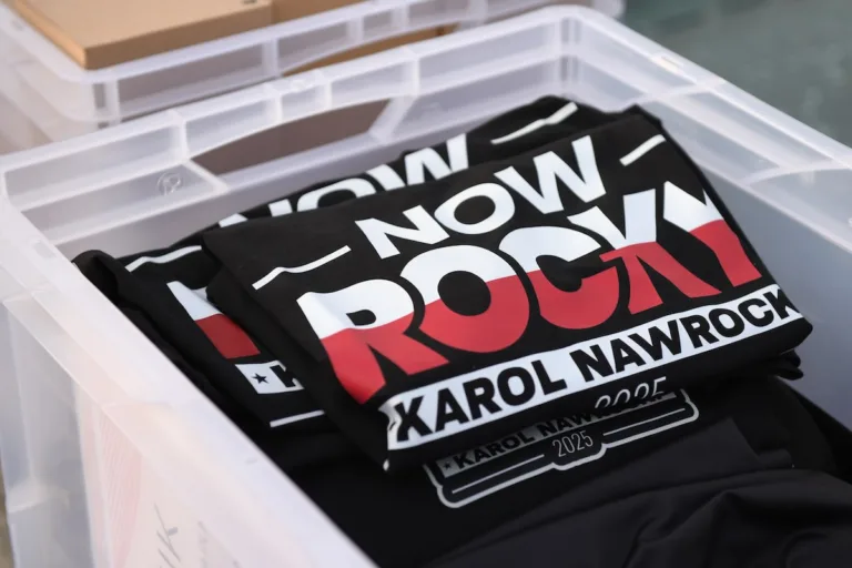 Koszulka marki Nowrocky w kolorze czarnym z dużym napisem logo złożona w pudełku plastikowym.