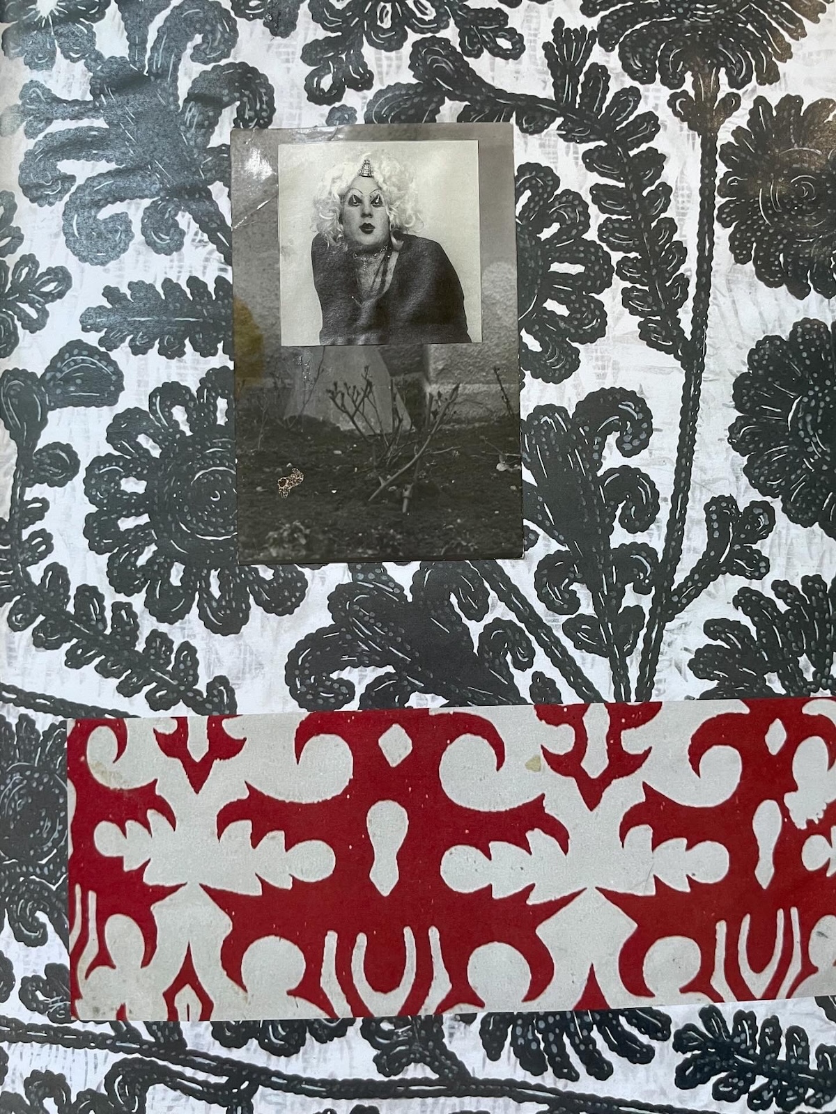 Plansza z inspiracjami do kolekcji dyplomowej Huberta Pelca, zawierająca ludowe ornamenty, grafiki i fotografie. Motywy folkloru zestawione są z estetyką współczesnej kultury wizualnej i sceny klubowej. To jeden z etapów budowania koncepcji kolekcji opisywanej w rozmowie.