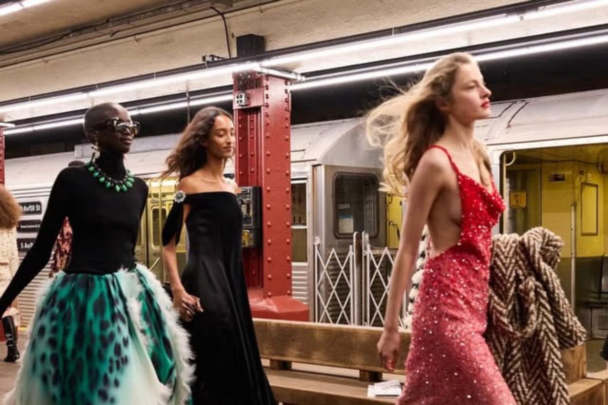 Modelki prezentują luksusowe suknie wieczorowe na peronie nowojorskiego metra, realizując odważne wizje, które kreują dyrektorzy kreatywni domów mody.