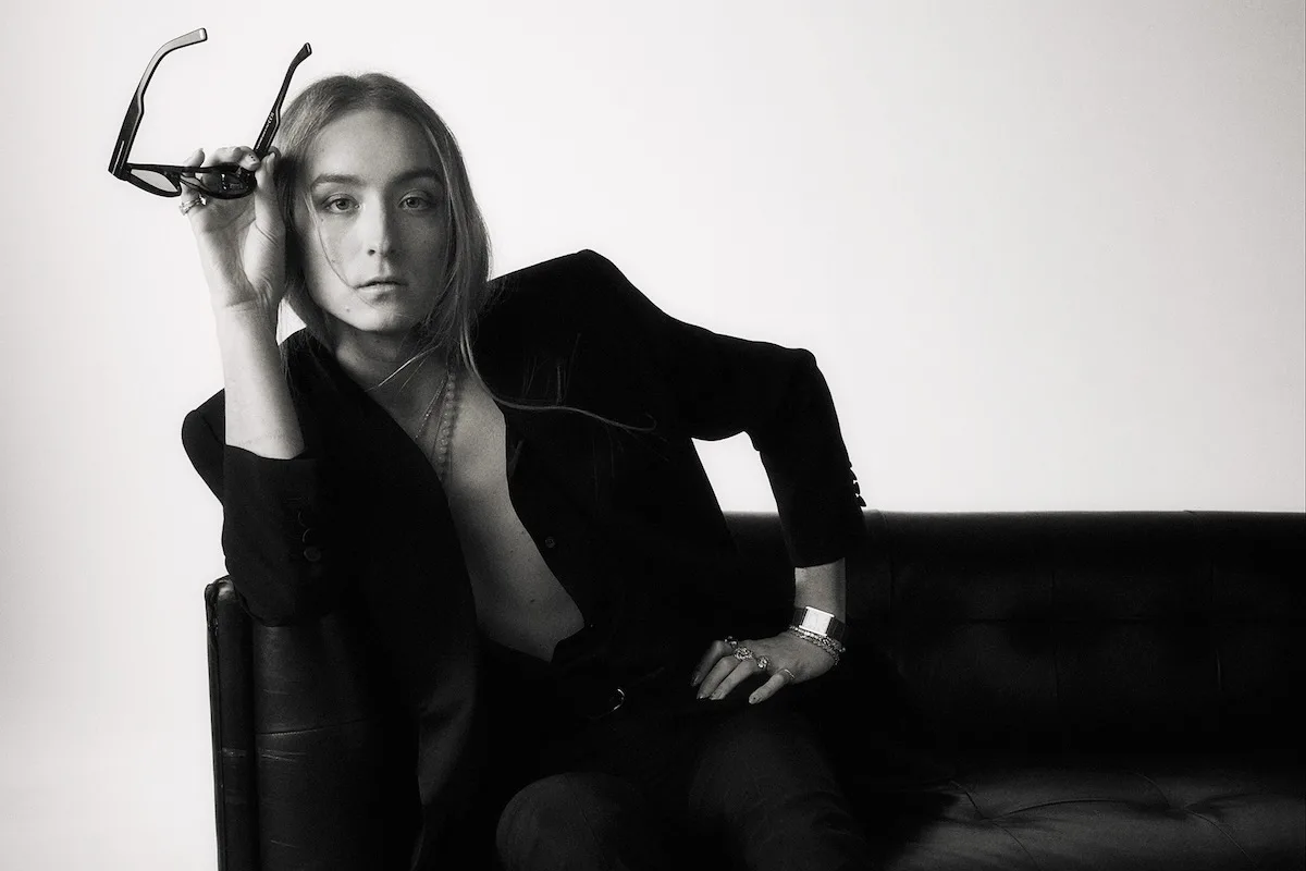 Harris Reed odchodzi z domu mody Nina Ricci. Na zdjęciu projektant siedzący na kanapie, trzymający w reku okulary.