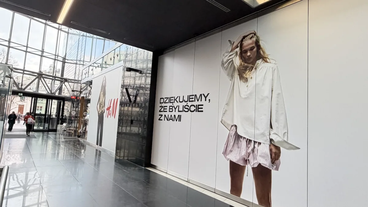 H&M Plac Unii. Sklep w centrum Warszawy zamknięty po 13 latach. Na zdjęciu zamknięty salon, z widocznym napisem "Dziękujemy, że byliście z nami". 