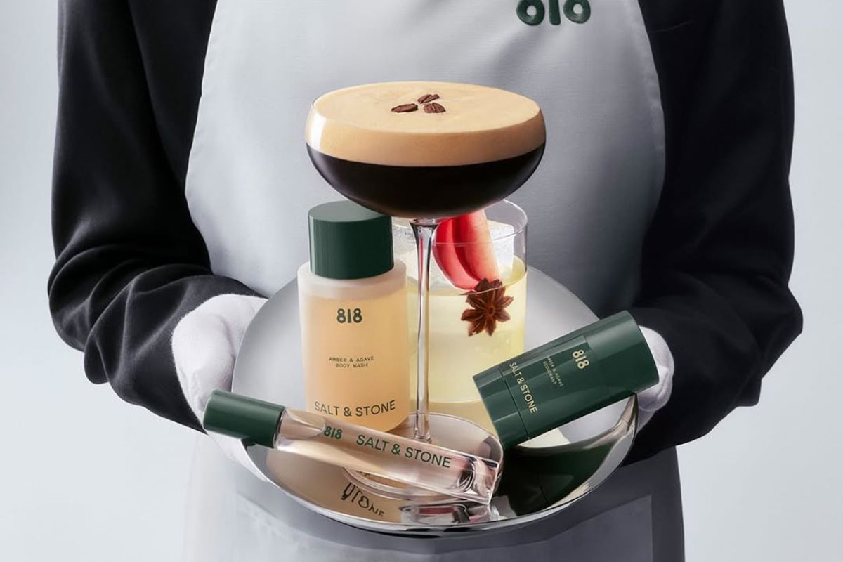 Kolekcja Amber & Agave od 818 Tequila stworzona przez Kendall Jenner prezentowana w formie lifestyle’owego rytuału – kosmetyki do ciała zestawione z koktajlem inspirowanym tequilą. To wizualne odzwierciedlenie idei budowania zapachu warstwowo, od pielęgnacji po atmosferę.